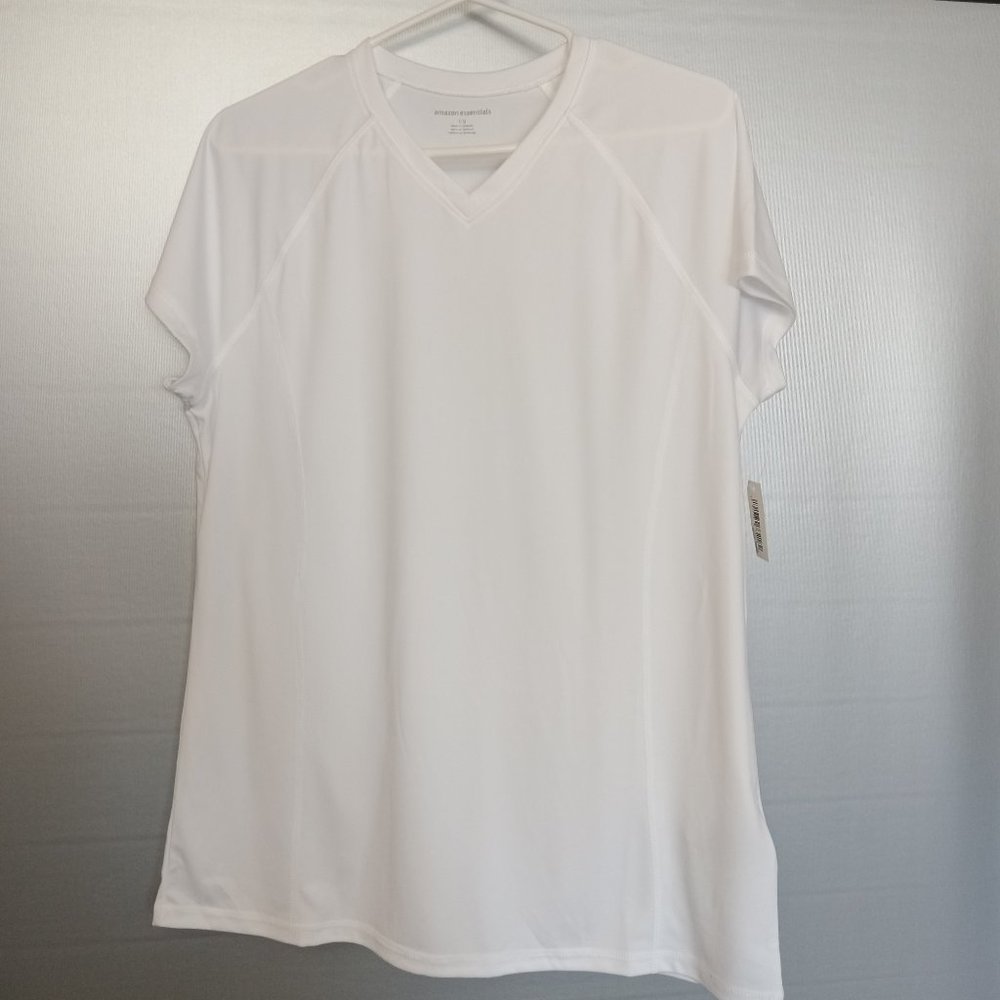 NWT - Amazon Essentials V-Neck - Size L